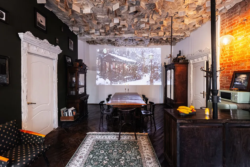 Квартира Арт-квартира с потолком из книг — Москва