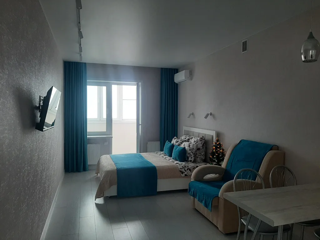 Уютная студия с видом на колесо обозрения