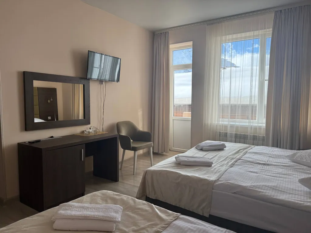 Стандартный трёхместный номер с видом на горы