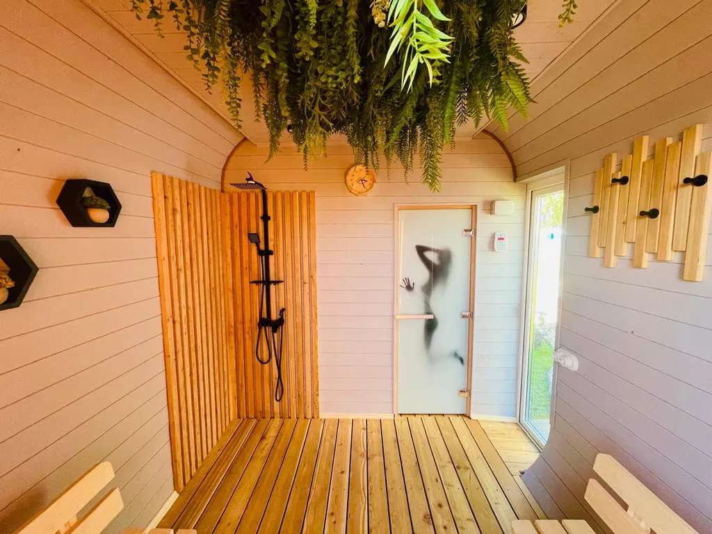 Дом в стиле барнхаус с тёплым бассейном и сауной