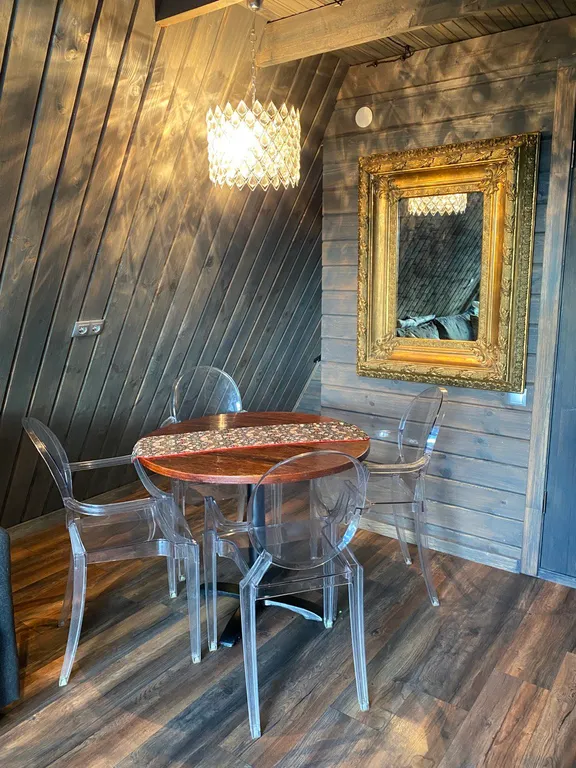 Дом на берегу реки с видом на закат