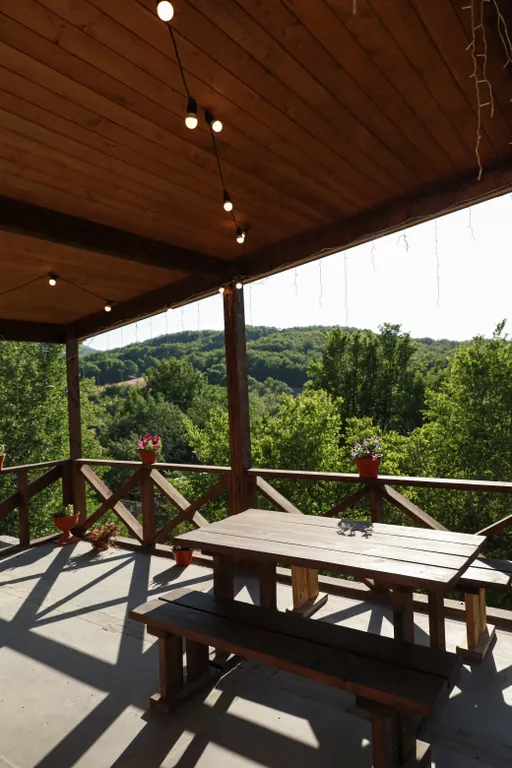 Коттедж Уютный современный дом в горах, крытая терраса с панорамой гор и озера — Соколиное