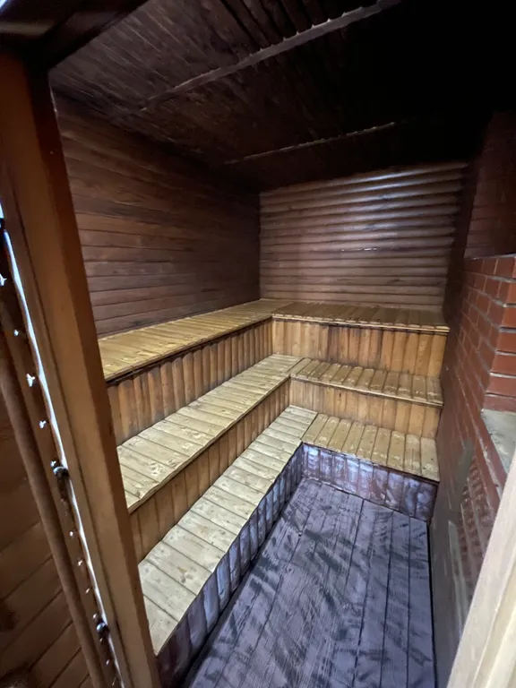 Просторный дом с баней и бассейном