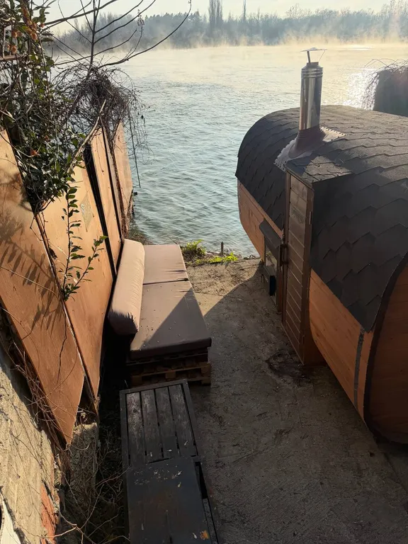 Дом у реки с баней