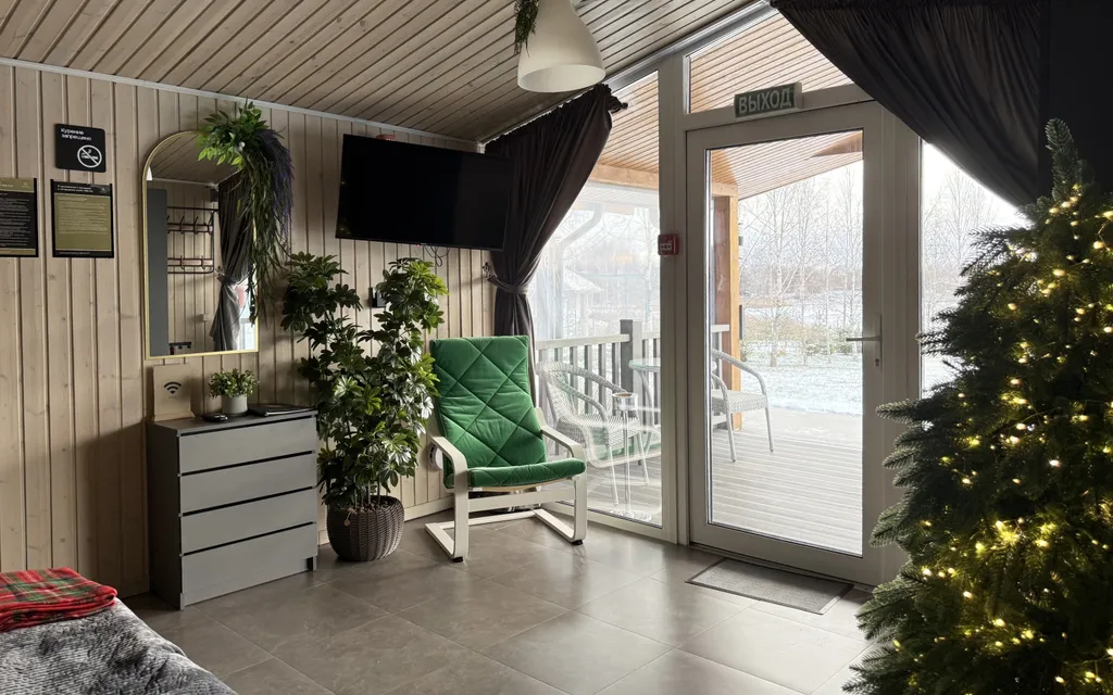 Уютный дом на берегу реки