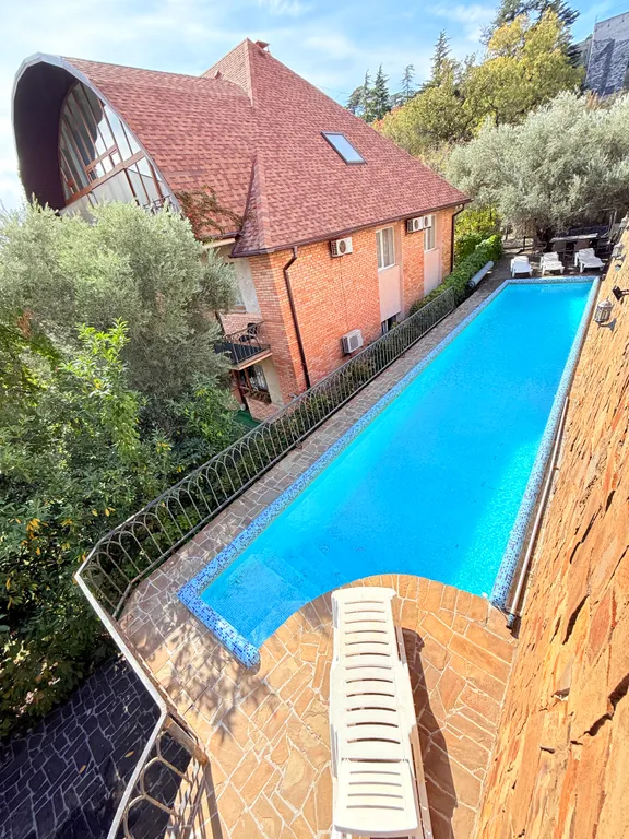 Солнце Ялты у моря с теплым бассейном