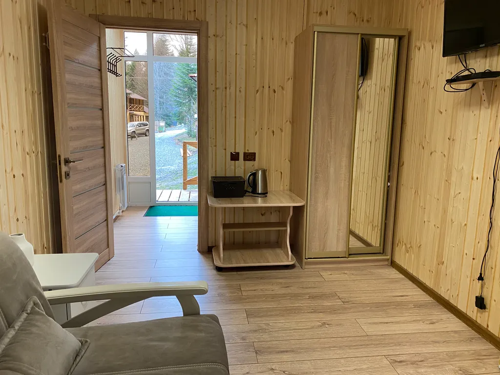 Уютный домик в лесу с панорамными окнами