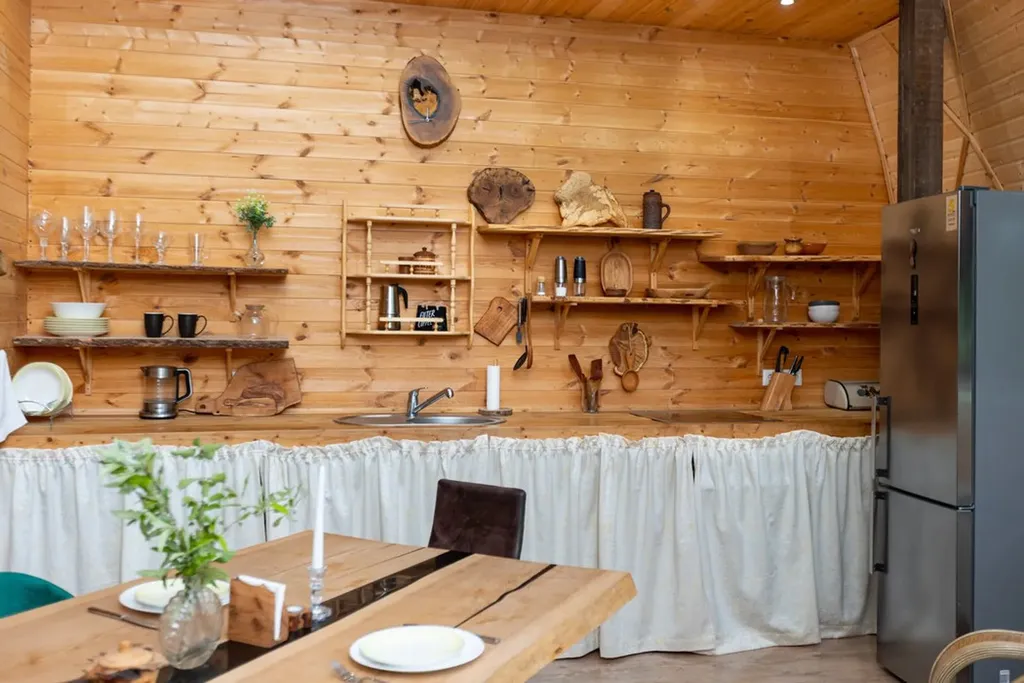 Купольный дом для большой компании с шикарным фруктовым садом