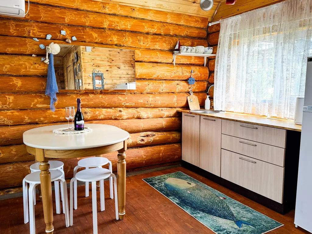 Дом деревянный и кусочек леса под окном