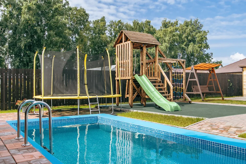 Коттедж двухэтажный с сауной, бассейном, детской площадкой