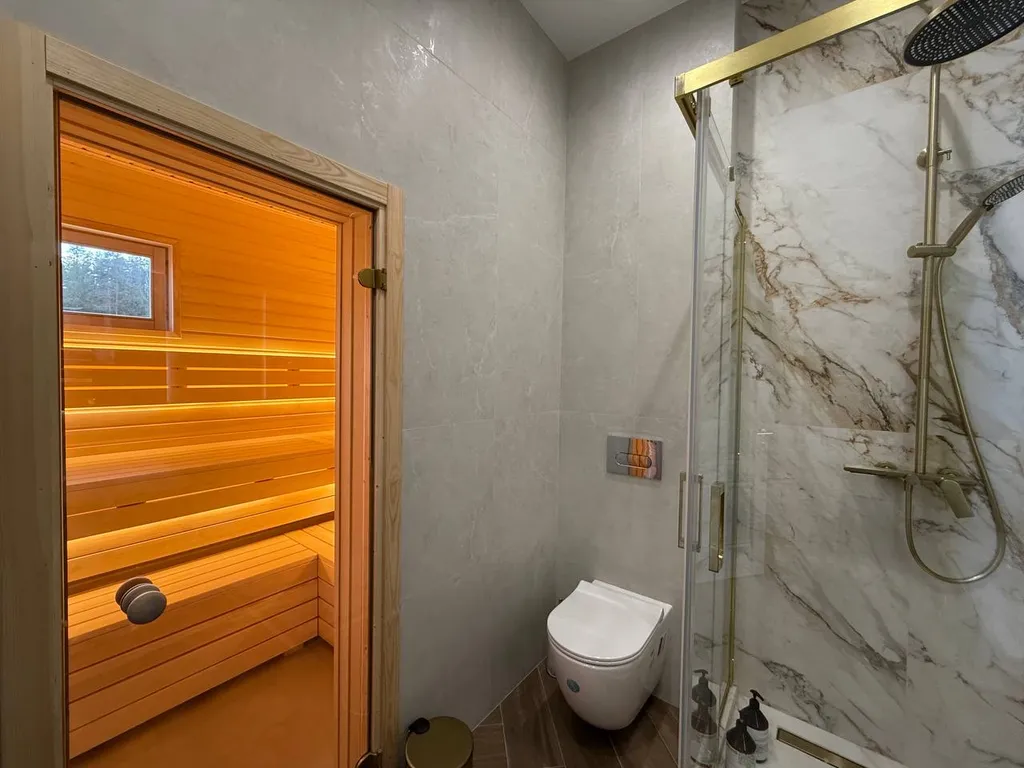 Загородный дом с большой террасой, кострищем и финской сауной