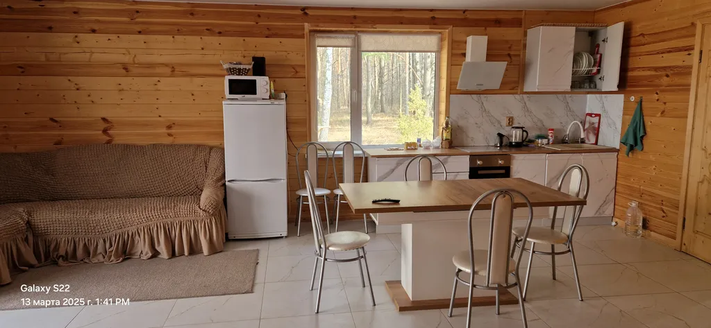 Отдельный дом на краю леса на берегу озера