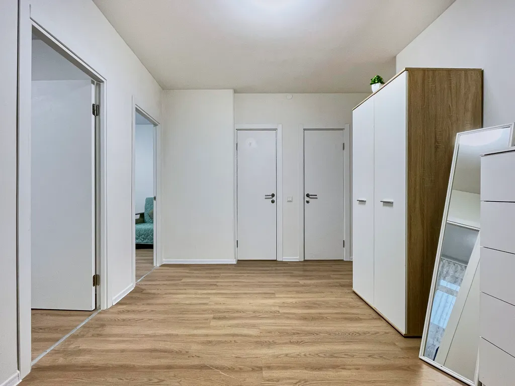 Уютная светлая трешка кухня отдельно, 2 балкона