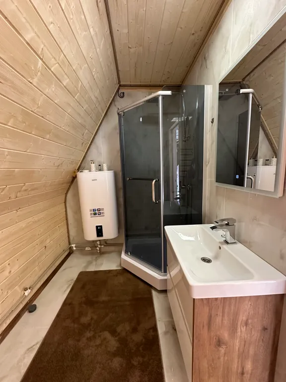 Уютный домик в сосновом бору с видом на горы