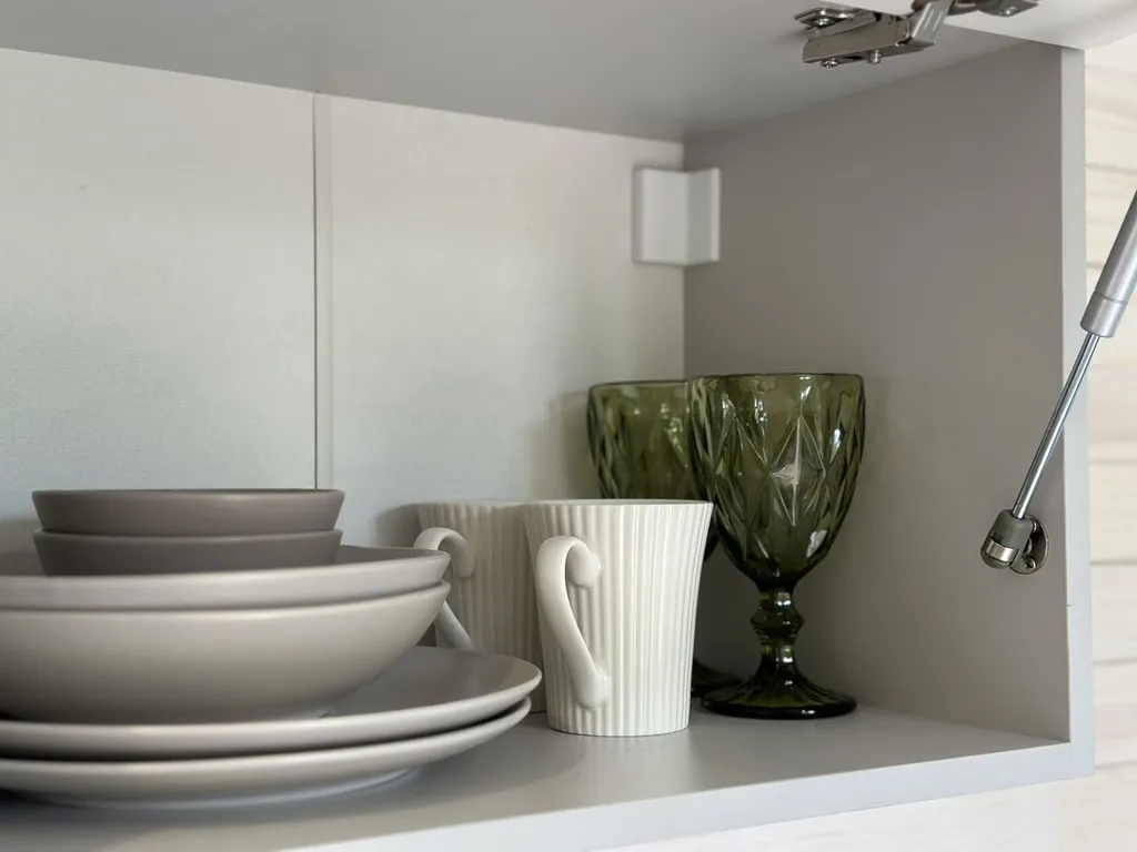 Домик в тихом и спокойном месте в окружении леса