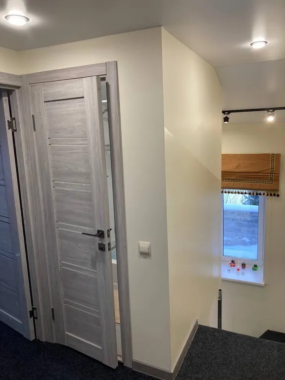 Дом в два этажа с двумя спальнями и гостиной, летний бассейн, баня