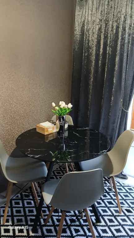 "Квартира в центре города с видом на горы"