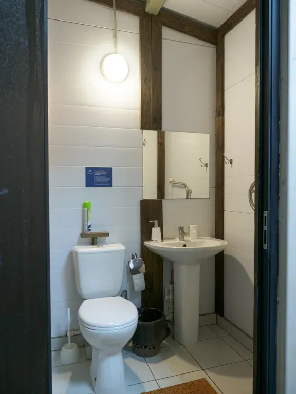 Однокомнатный номер стандарт с душем и WC для двух человек