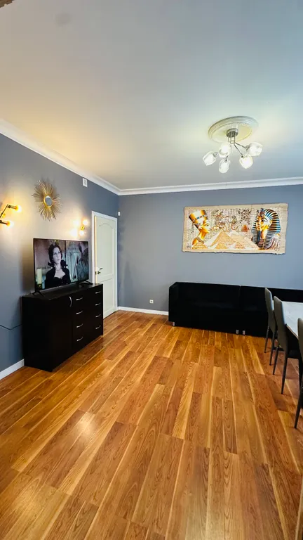 Дом с бассейном у леса