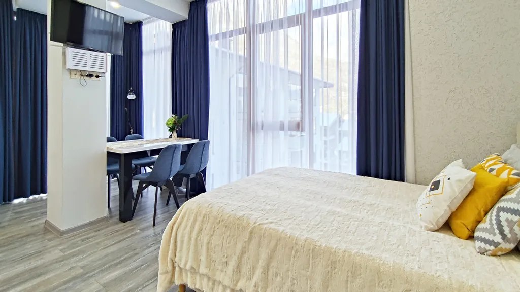 Панорамный апартамент-студия с роскошным видом на горы, в центре