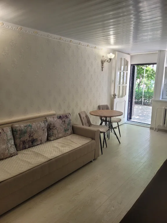 Уютная студия на улице счастливых людей в центре города