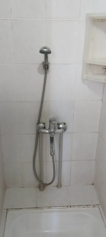 Комната-студия в общежитии в центре города.