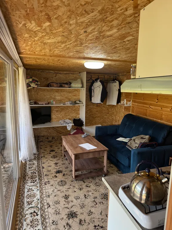 Деревенский домик с видом на горы