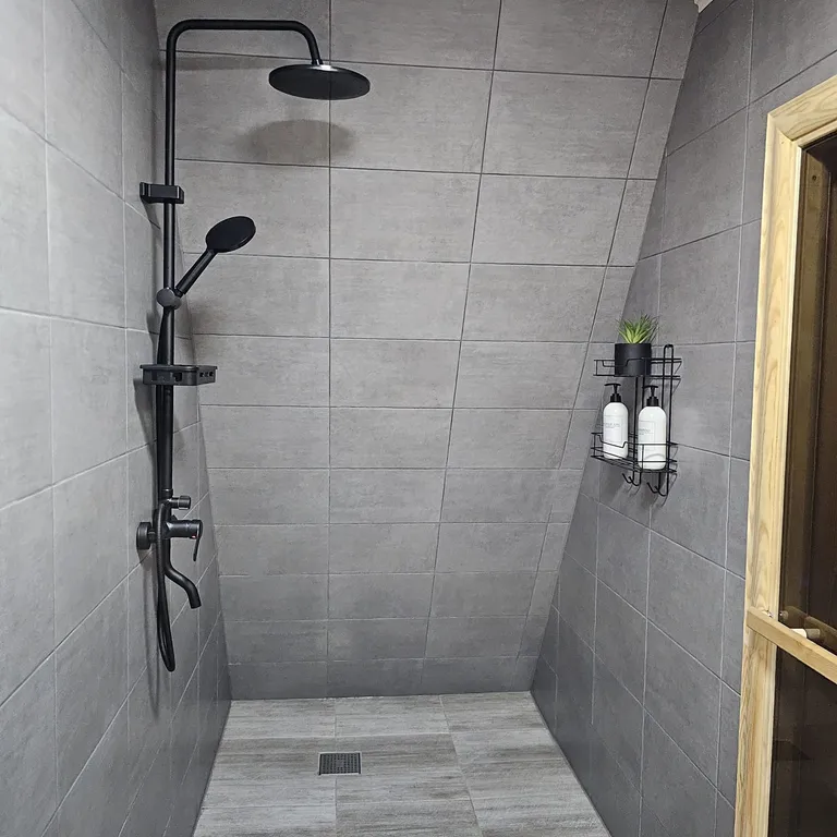 Шестиместный коттедж с изолированным участком 10 соток №1