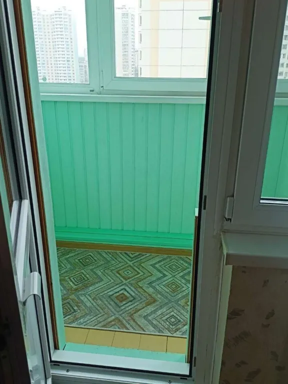 Большaя квартиpа с двумя балконами