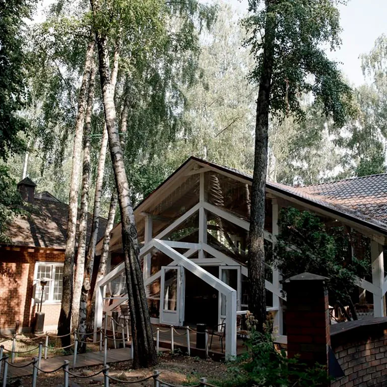 Загородный дом с бассейном и банкетным залом