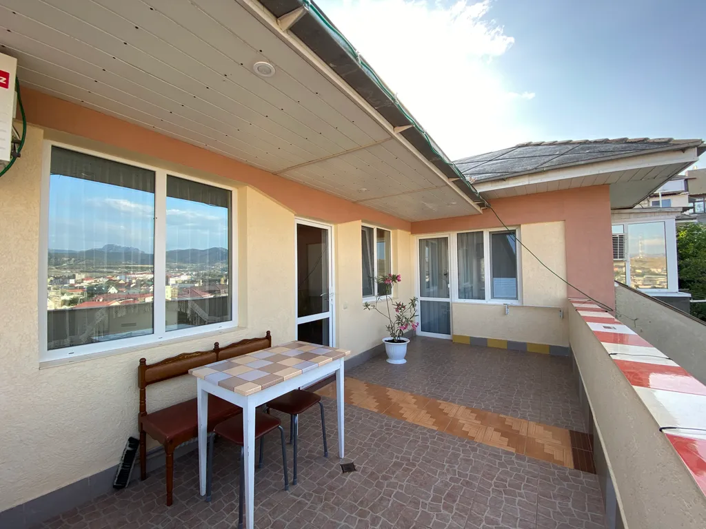 Нестандартная квартира терраса вид на горы недалеко от моря