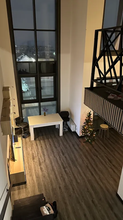 Двухуровневый лофт с 7-метровыми потолками и панорамными окнами