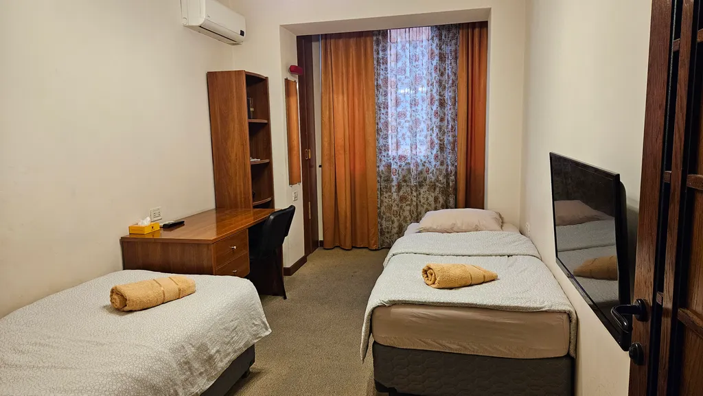 Просторная, светлая квартира с двумя спальнями, малый центр