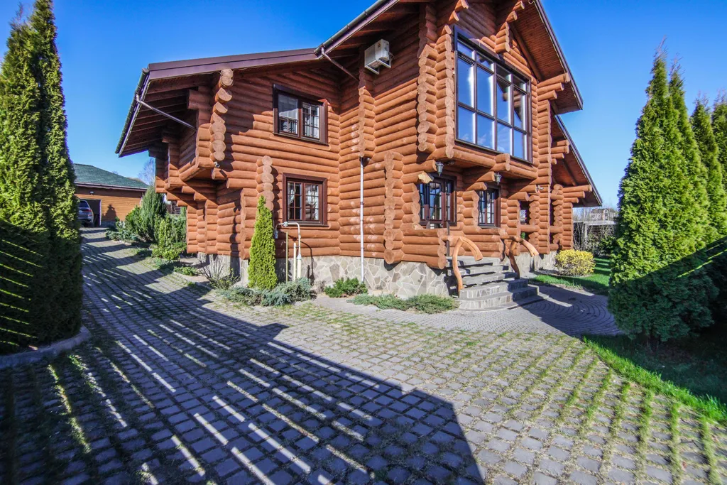 Шале с бассейном и видом на озеро