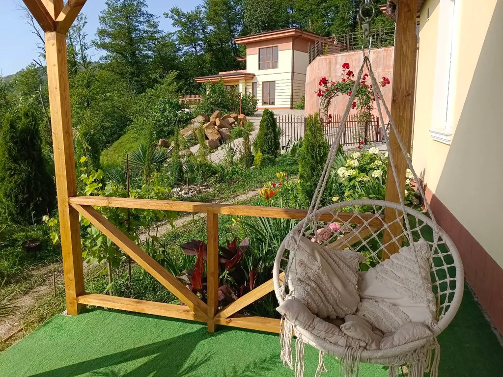 Просторный дом с райским садом на вершине холма с супер видами