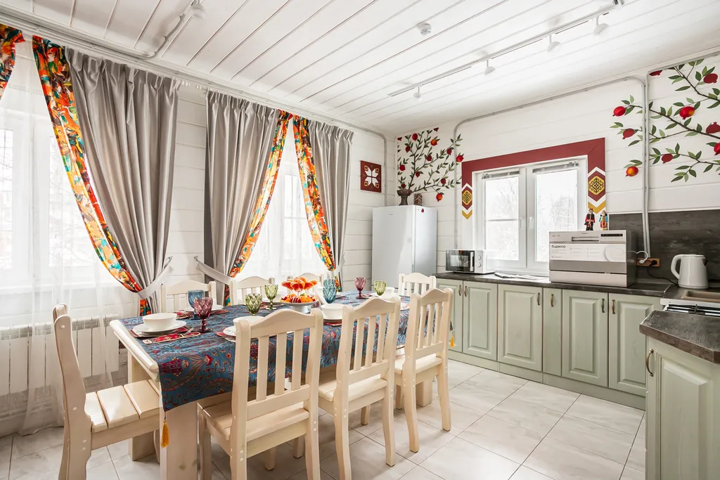 Дом Ереван с балконом и открытой верандой в Кикино на Веле