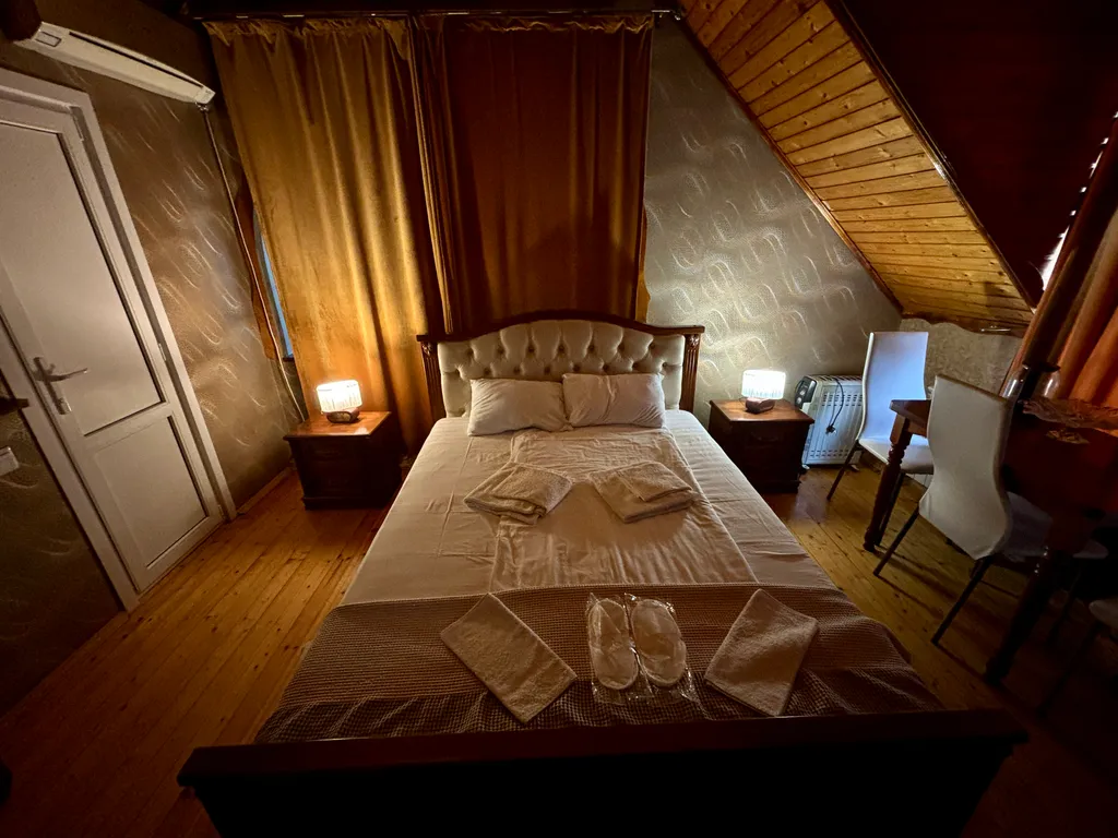 Улучшенный трёхместный деревянный, мансардный номер