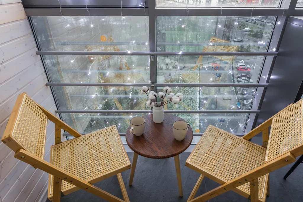 Современная трешка с видом на озеро и каминным залом