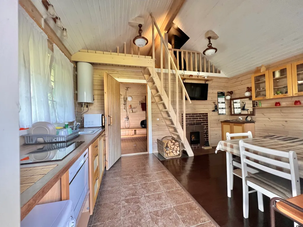 Маленький дом на берегу озера