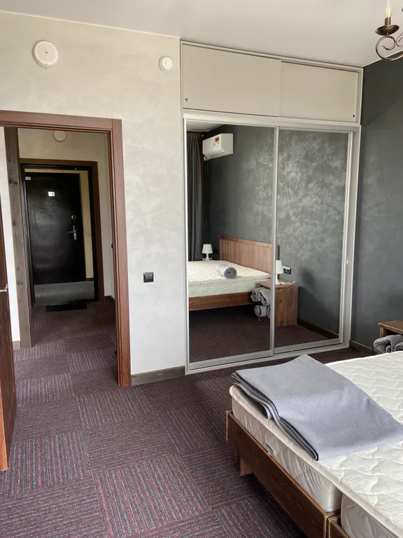 Апартамент на горнолыжном курорте Солнечная Долина с видом на озеро