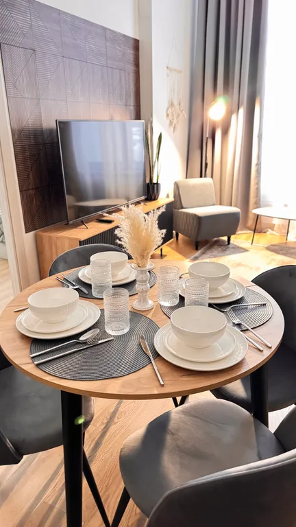 Евродвушка с высокими потолками и большими окнами, 2 кровати