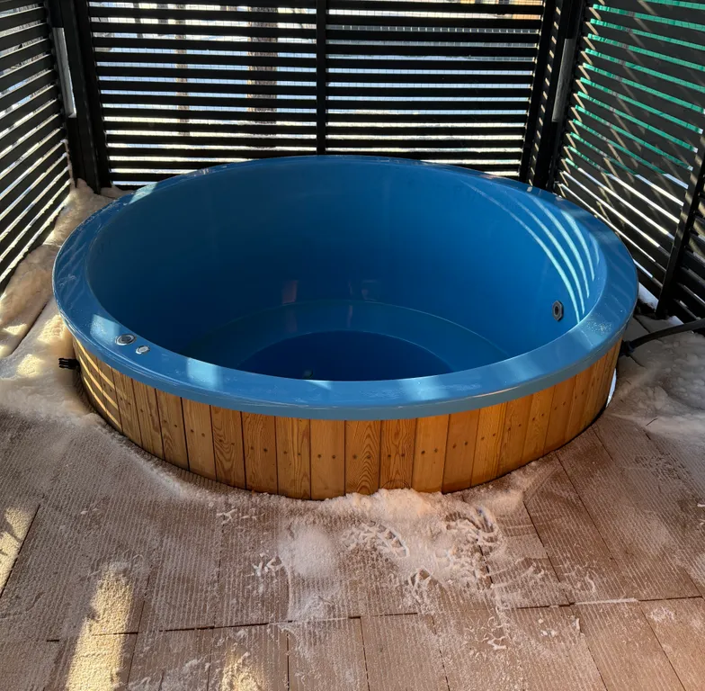 Новый домик в лесу у залива