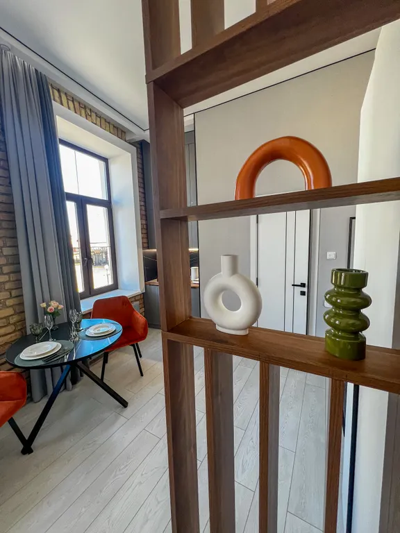 Новая студия в самом центре Гродно с видом на пешеходную улицу