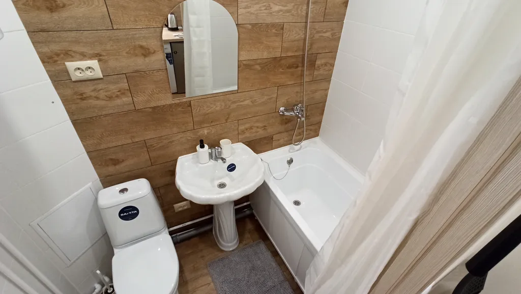 Квартира-студия в локации возле метро для семьи из 5-ти человек