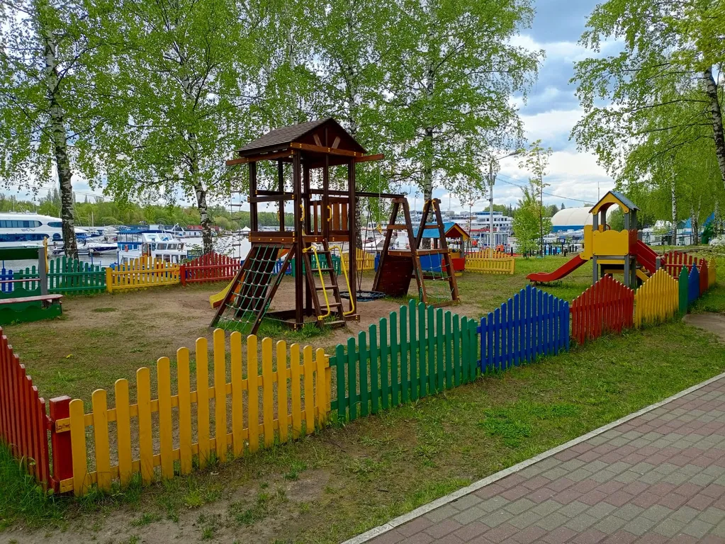 Дом с террасой у реки