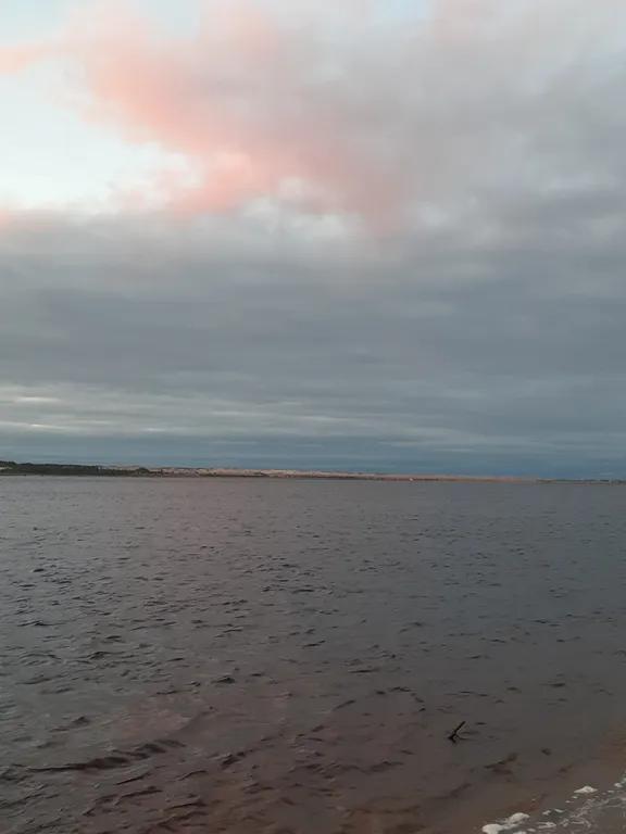 Уютный чистый дом с верандой на берегу реки Варзуга