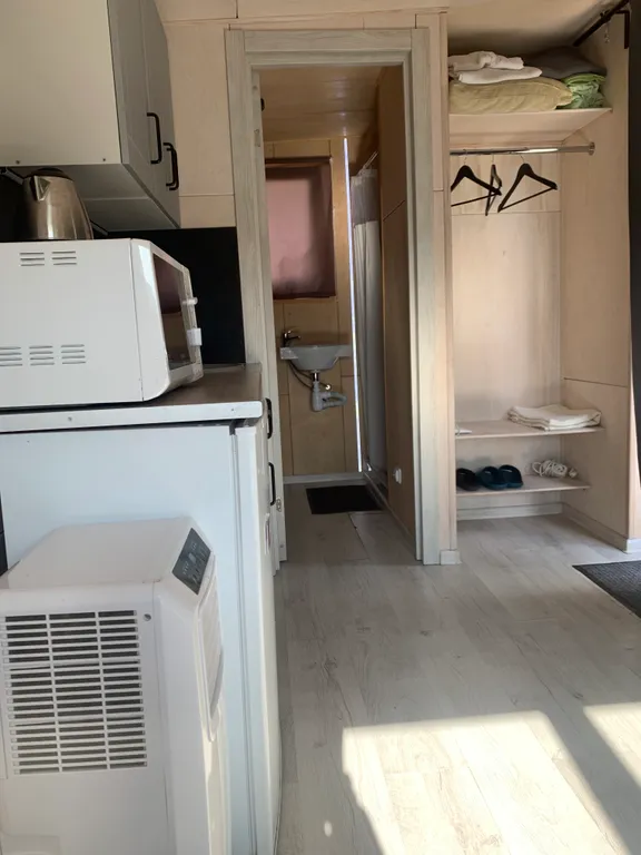 Уютный лесной домик на берегу ручья с выходом в лес