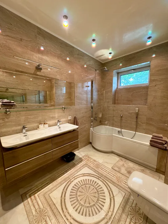 Квартира с открытой террасой и видом на озеро