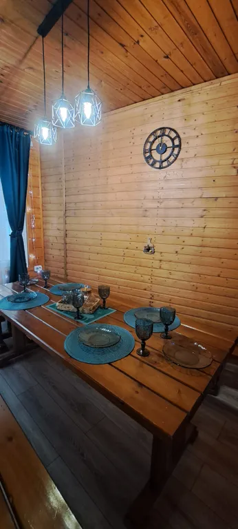 Домик у пруда с тёплым бассейном