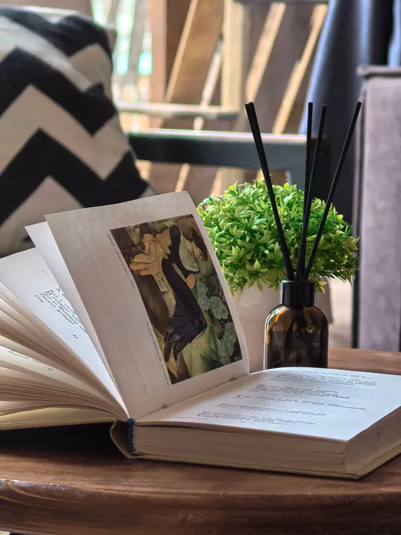 Треугольный дом с огороженной территорией